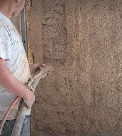 Terre projetée pour garantir l'isolation des murs d'un bâtiment